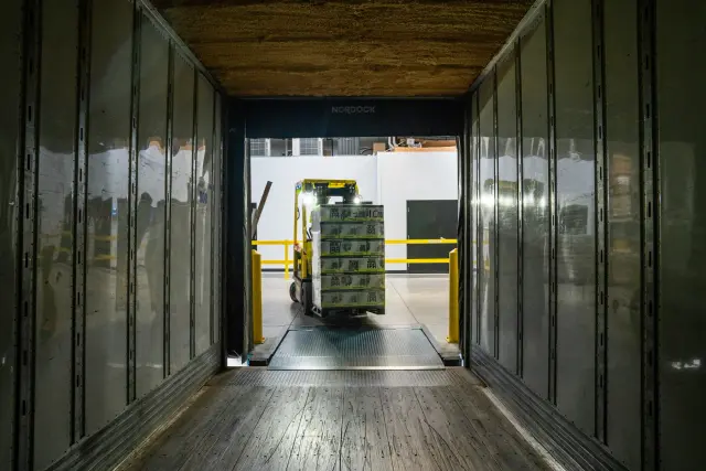 Autoelevador ingresando mercadería desde una unidad de carga.