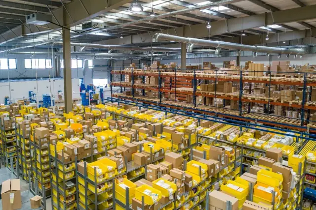 Centro logístico con sectores de preparación y clasificación de pedidos.