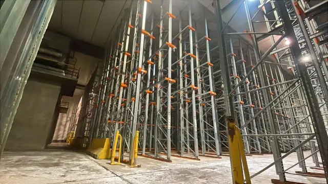 Estructura de racks industriales preparada para una operación logística integrada.