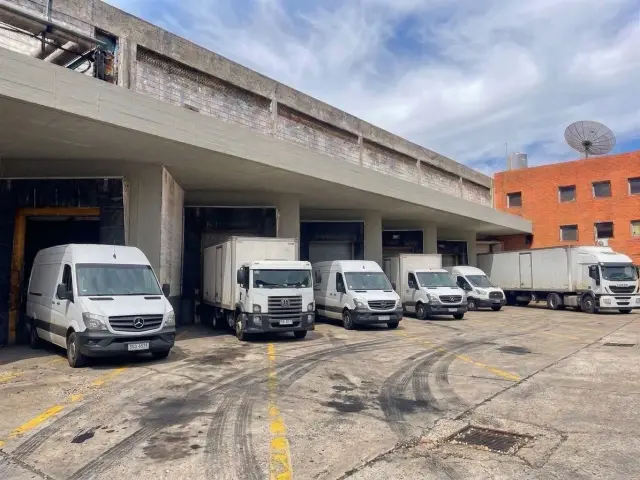 Flota de vehículos de carga lista para distribución nacional.